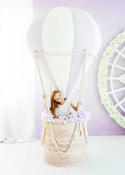 Όμορφο μικρό ξανθό κορίτσι στέκεται το πανέμορφο διακοσμητικό αερόστατο — Φωτογραφία Αρχείου