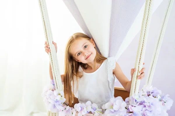 Szép szőke kislány állt a gyönyörű, dekoratív hőlégballon — Stock Fotó