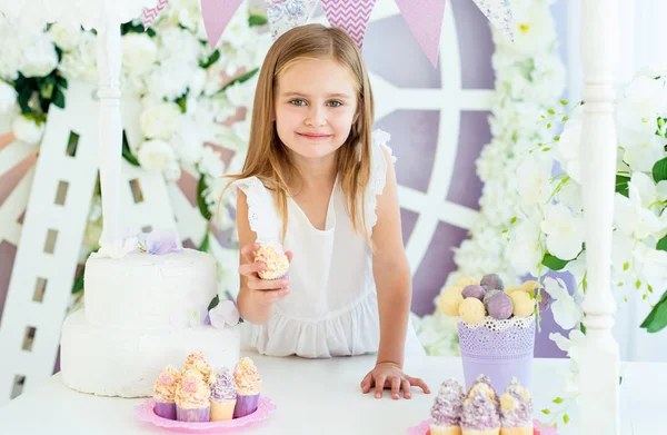 Pretty little blond dziewczyna stojąc w piękne urządzone batonika — Zdjęcie stockowe