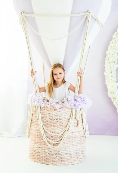Hübsches kleines blondes Mädchen im schönen dekorativen Luftballon — Stockfoto