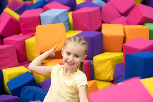 소녀는 놀이방에 앉아서 즐겁게 다채로운 부드러운 — 스톡 사진