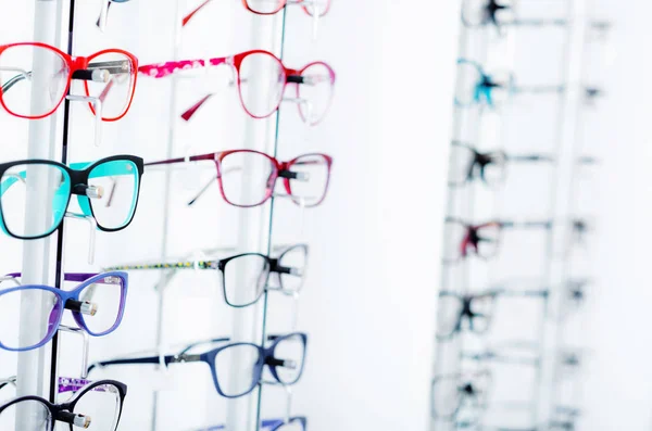 Vista de cerca de diferentes gafas de colores para los tipos — Foto de Stock