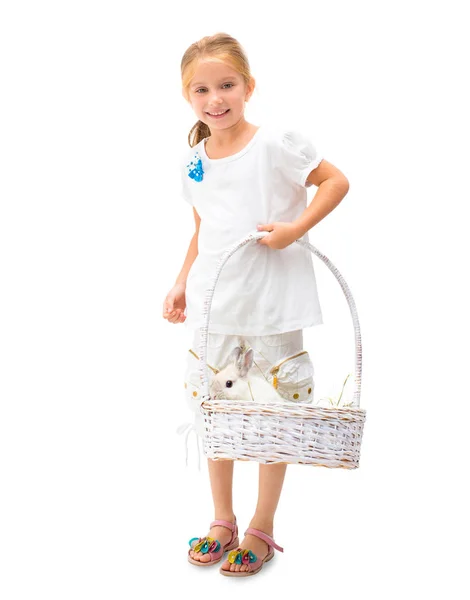 Liten flicka håller vit korg med vit kanin isolerade — Stockfoto