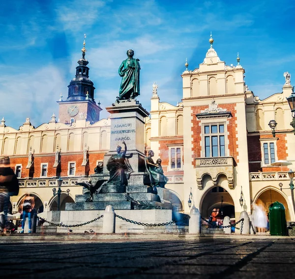 Anıtlar ve antik kuleleri güneş görünümünü Krakow şehir merkezi kare — Stok fotoğraf