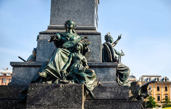 Vista del sole dei monumenti e delle antiche torri sulla piazza centrale di Cracovia — Foto Stock