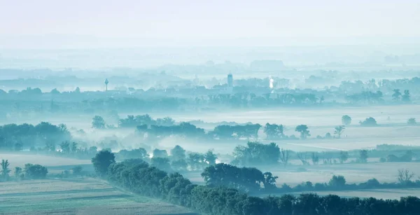 Paisaje de campos y árboles entre — Foto de Stock