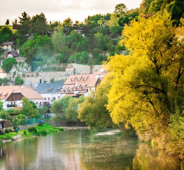 Nehir ve tepelerinde Cesky Krumlov
