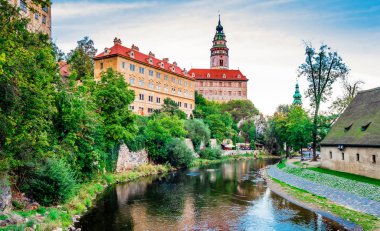 Binalar ve ağaçlar yakınındaki nehir Körfezi, Cesky Krumlov