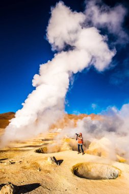 Bolivya'daki geysers buğulaması arasında fotoğrafçı