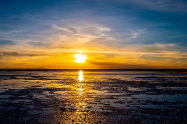 Salar de Uyuni Bolivya'daki gün batımı