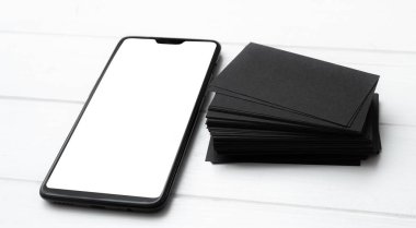 Modern smartphone ve siyah kartvizit yığını tasarımınız için boş