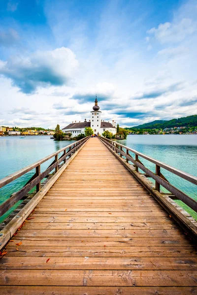 Wooden bridge to the Schloss Ort castle in Gmunden, Austria — Stock Photo, Image