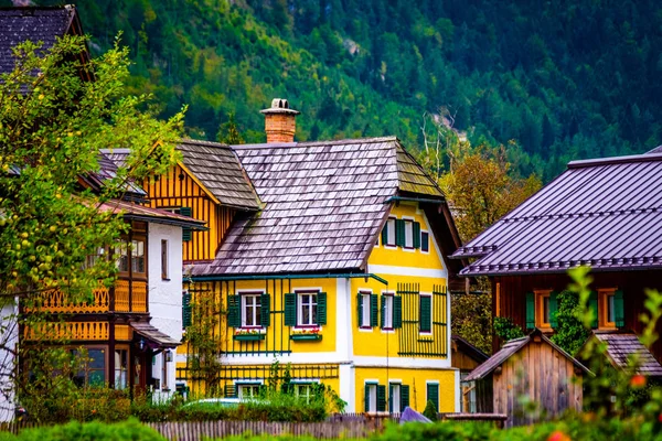 Antiguo edificio amarillo en la montaña rocosa en Hallstatt, Austria — Foto de Stock