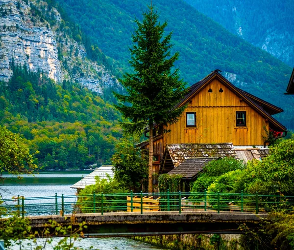 Wooden house at the lake on the background of mountains in Hallstatt, Austria — Stock Photo, Image