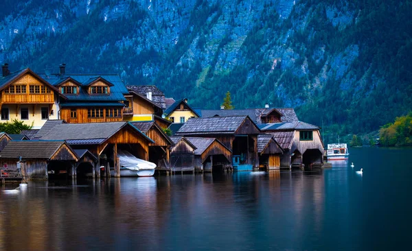 Boat houses on the lake in Hallstatt, Austria — Stock Photo, Image