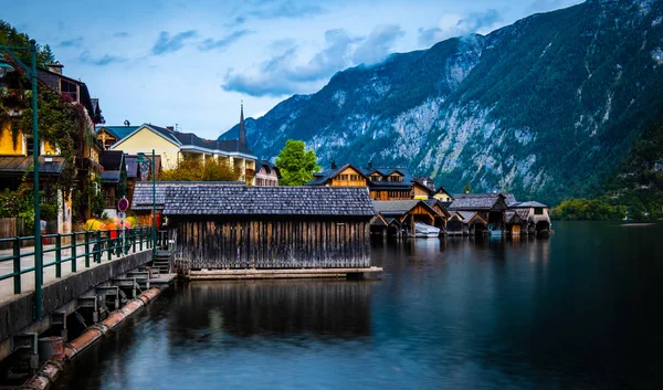 Paisagem noturna de lago e edifícios de madeira no cais em Hallstatt, Áustria — Fotografia de Stock