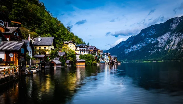 Βραδινό τοπίο της λίμνης και ξύλινα κτίρια τα ελλιμενισμένα σε Χάλστατ, Αυστρία — Φωτογραφία Αρχείου