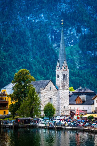 Increíble vista de la torre del reloj de la iglesia protestante en Hallstatt, Austria — Foto de Stock