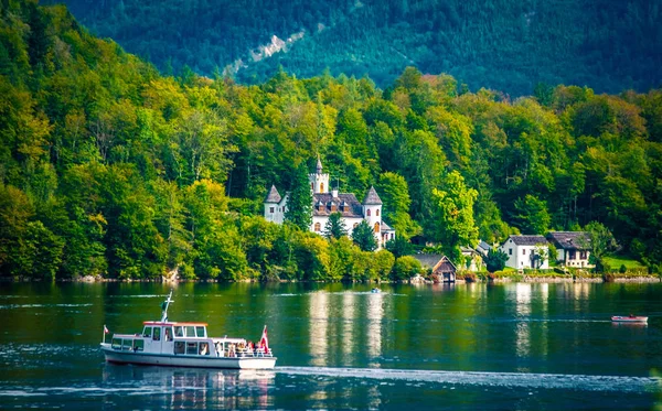 Scenery of white ancient castle in the autumn forest and wide lake in Hallstatt,Austria — Stock Photo, Image