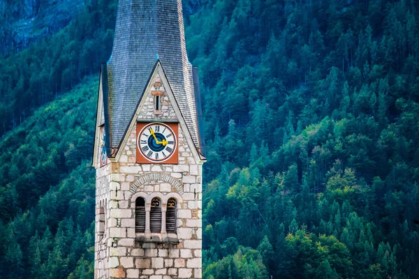 プロテスタントの教会堂に高い塔の時計のハルシュタット、オーストリア — ストック写真