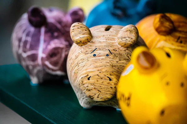 五颜六色的陶瓷猪形状模仿 — 图库照片