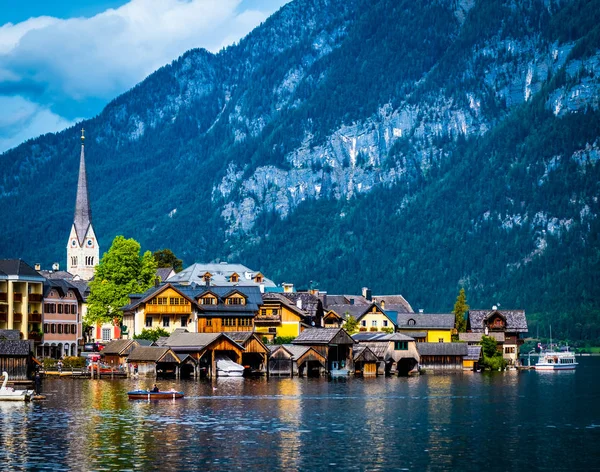 Sunshine evening scenery of Hallstatt at the lake on the background mountains — Stock Photo, Image