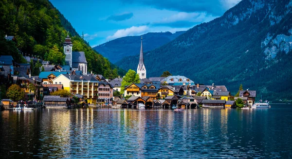 Soir ensoleillé décor de Hallstatt au bord du lac sur les montagnes de fond — Photo