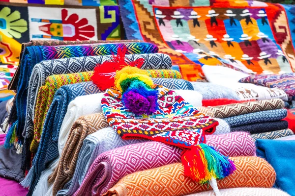 Барвисті трикотажні капелюх і ковдри на вулиці магазин в Перу — стокове фото