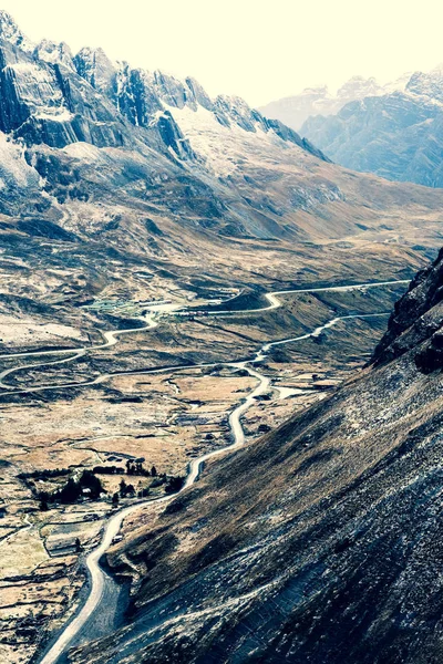 Vista superior del valle entre los Andes rocosos — Foto de Stock