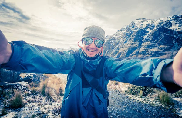 Hombre tomando selfie en los Andes rocosos — Foto de Stock