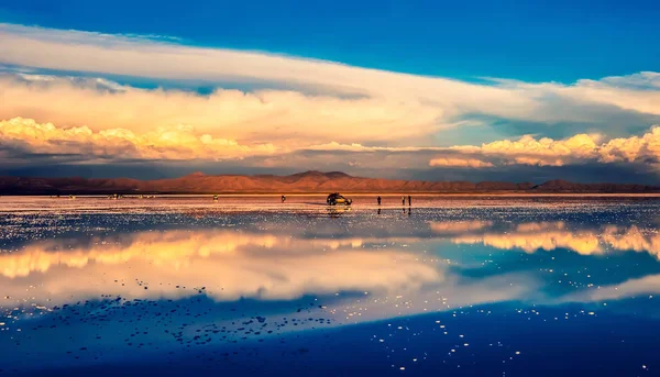 Καταπληκτικό τοπίο επιφάνεια καθρέφτη Σαλάρ Ντε Ουγιούνι — Φωτογραφία Αρχείου