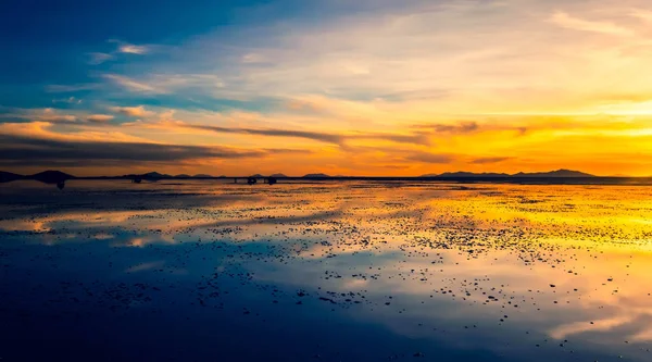 Paisaje nocturno de Salar de Uyuni atardecer —  Fotos de Stock