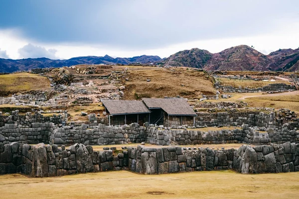 Enormes muros de piedra de Sacsayhuaman —  Fotos de Stock