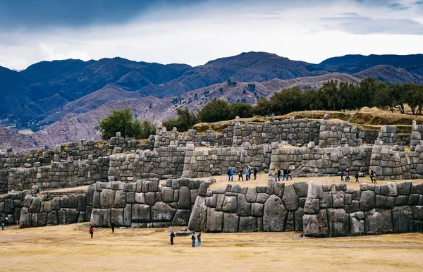 Enormes muros de piedra de Sacsayhuaman — Foto de Stock