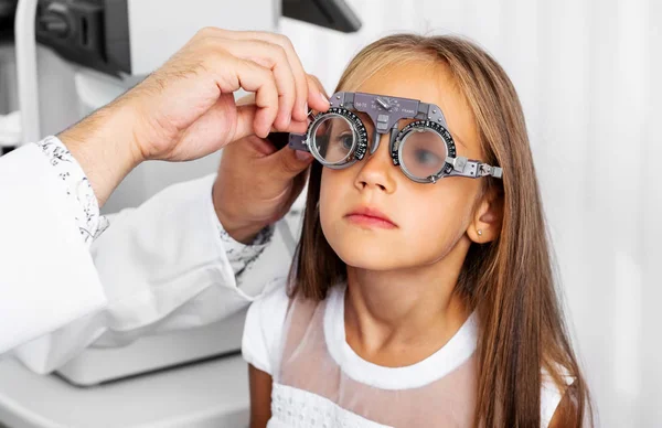 Médico segurando equipamento ocular especial — Fotografia de Stock