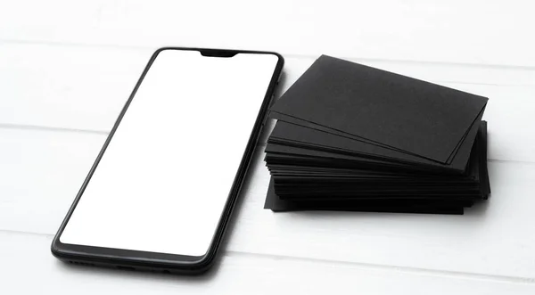 현대적인 스마트폰과 디자인에 대 한 블랙 비즈니스 카드 스택의 빈 — 스톡 사진