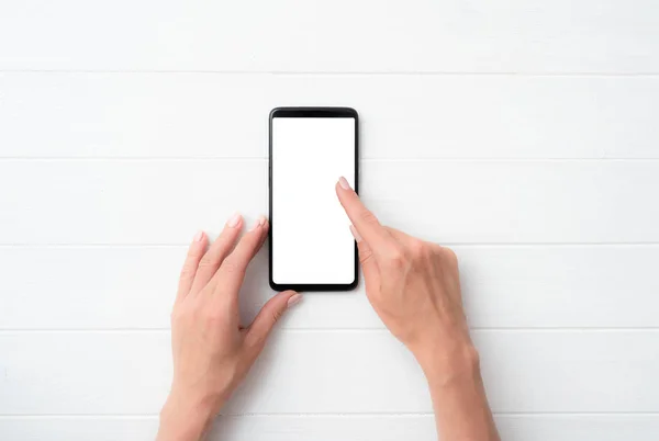 Fingere di mani utente con smartphone nero per il tuo design — Foto Stock