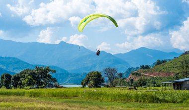 Yamaçparaşütü sinekler üzerinde bir çayır, Pokhara, Nepal