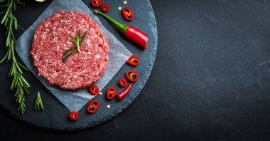 Ev yapımı hamburger için ham pirzola