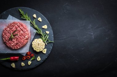Ev yapımı hamburger için ham pirzola