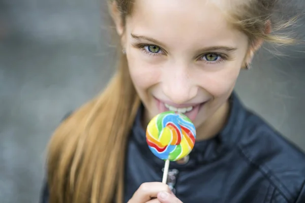 Маленькая девочка с конфетами — стоковое фото
