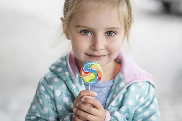 Linda niña con caramelos — Foto de Stock