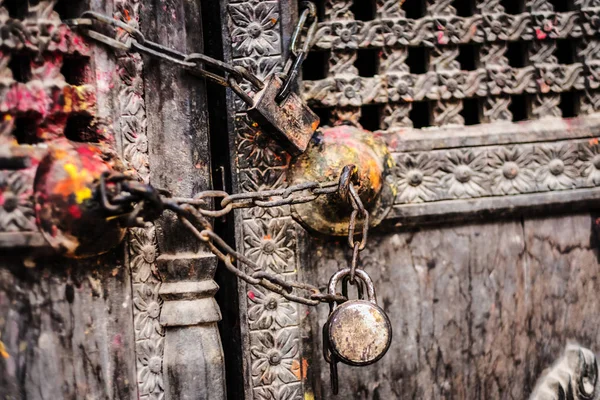 Drzwi drewniane z łańcucha i zamki — Zdjęcie stockowe