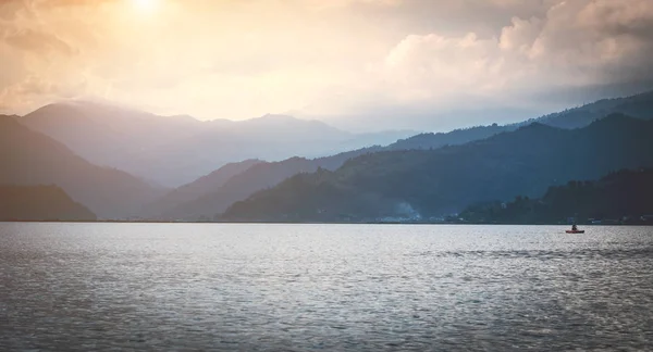 Evening on the Phewa lake, Pokhara, Nepal — Stock Photo, Image