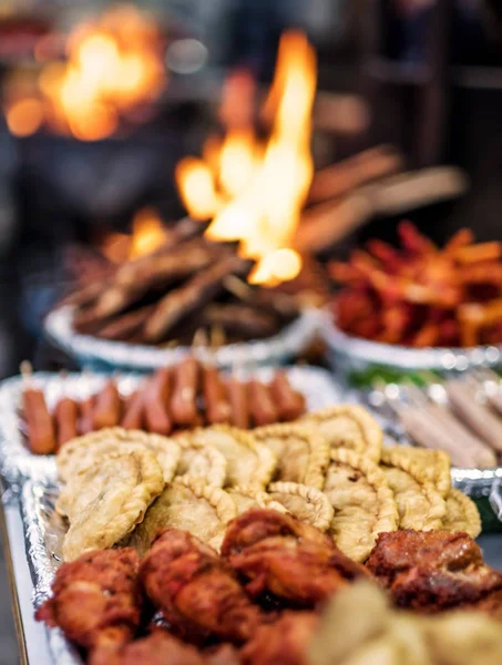 Comida callejera nepalí frita en el mercado — Foto de Stock