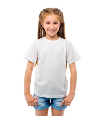 Beyaz arka plan üzerinde beyaz T-shirt, küçük kız