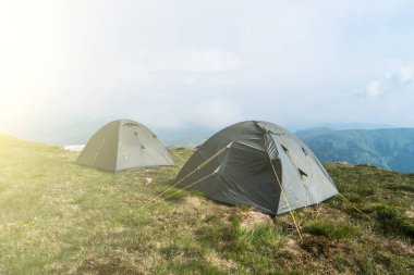 Turist çadır kampında dağ