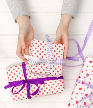 Çocukların elleri hediye kutusunu tutuyor.