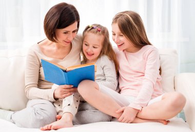 Anne ve kızı reaading çocuk kitabı