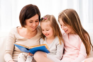 Anne ve kızı reaading çocuk kitabı